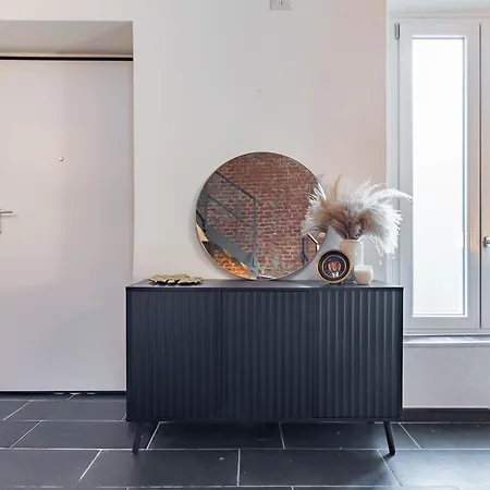 Youhosty - Design Isola Apartment