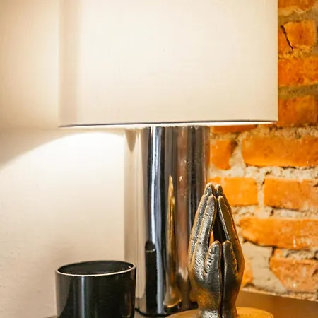 Youhosty - Design Isola * ميلان