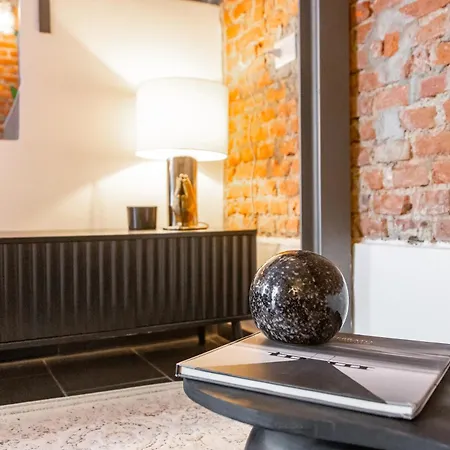 Youhosty - Design Isola Apartment